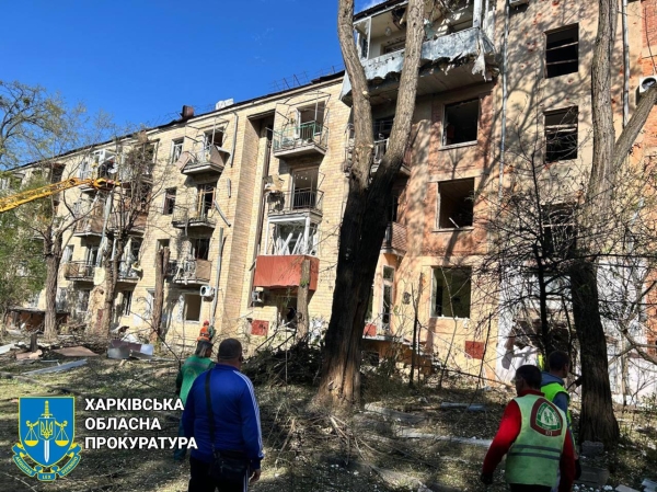 Росіяни продовжують обстрілювати Україну. 5 травня окупанти завдали удар КАБом по центральній частині міста Харків. Про це повідомив голова Харківської ОВА Олег Синєгубов. 1