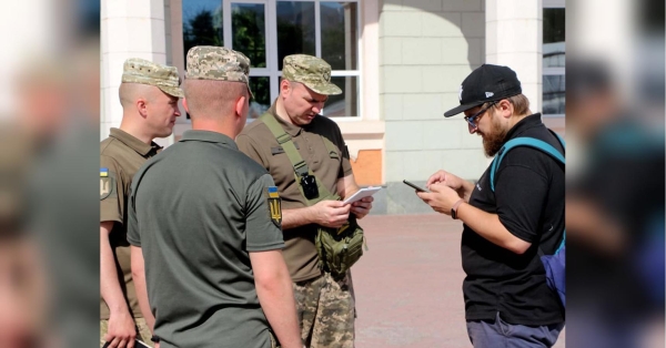 Вручення повістки на вулиці: у ТЦК пояснили, чи можна відмовитися від перевірки - INFBusiness
