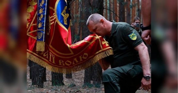 Хрест ЗСУ схожий на георгіївський, написи на бойових знаменах зроблені російською «іжицею»: що варто змінити у військовій символіці - INFBusiness
