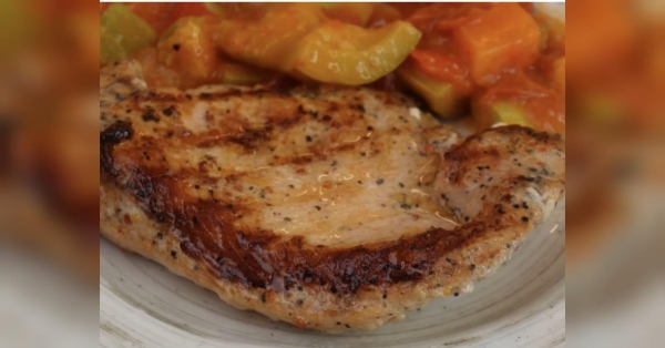 Стейки з овочевим рагу: кулінарка розповіла, як швидко приготувати смачну вечерю - INFBusiness