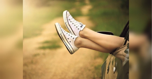 Легко, швидко і бюджетно: як почистити білі кросівки влітку - INFBusiness