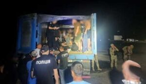 Незвичайний урожай: 41 порушника виявили прикордонники в зерновозі