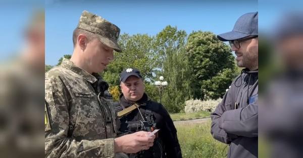 Залишають без зв’язку з рідними: чи має право ТЦК забирати телефон — відповідь юристів - INFBusiness