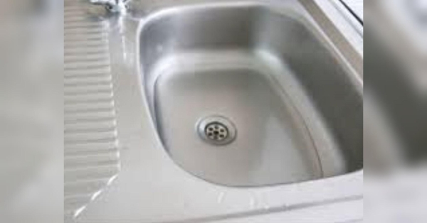 Для перевірки залийте відро води: як легко прочистити раковину — дуже простий спосіб (відео)