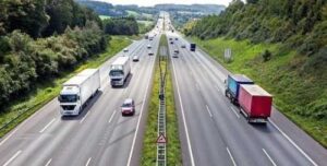 Польща не пропускає українські вантажівки без дозволів