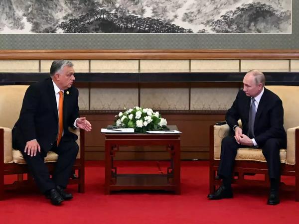 Очільник кремля путін під час зустрічі з прем’єр-міністром Угорщини Віктором Орбаном намагався представити його як представника ЄС, який може говорити від імені Євросоюзу. Перед переговорами російський диктатор заявив, що розуміє, що Орбан відвідав москву «не тільки як давній партнер росії, але і як голова Ради ЄС». І висловив сподівання, що Віктор Орбан висловить позицію «європейських партнерів» під час їхньої дискусії. Прямо суперечить заявам путіна: аналітики про зустріч глави кремля та Орбана - INFBusiness