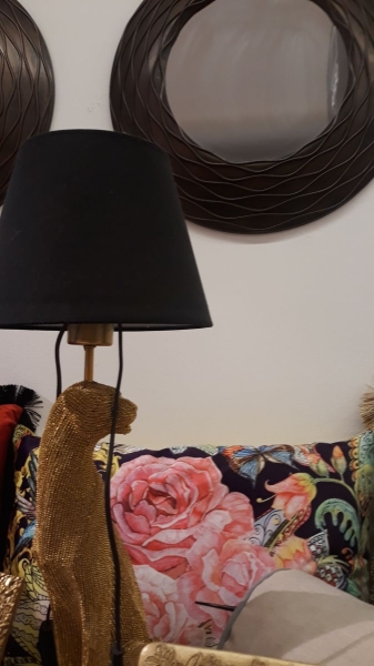 Подушки з квітами виглядають в інтер'єрі як картини 1