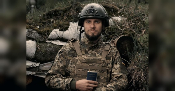 Володимир Рідний з Черкас став військовим священником ще у 2014 році. Після того як у 2018 році у рідному місті створили ТрО, він отримав посаду капелана, але на волонтерських засадах — через те, що не було закону про офіційний статус військових священнослужителів. Наразі ж Володимир — офіційно помічник капелана, тому що поки не отримав вищої освіти. Але, попри це, каже він, щасливий, що на своєму місці та здійснює мрію життя — допомагає іншим та допомагає наближати перемогу. «Всі чекають на швидку перемогу, але мають бути ті, хто її наближатиме»: капелан з Черкас та двоє його братів служать у ЗСУ - INFBusiness