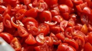 Нова машина для нарізання помідорів чері для салатів здатна переробляти 200 кг томатів за годину