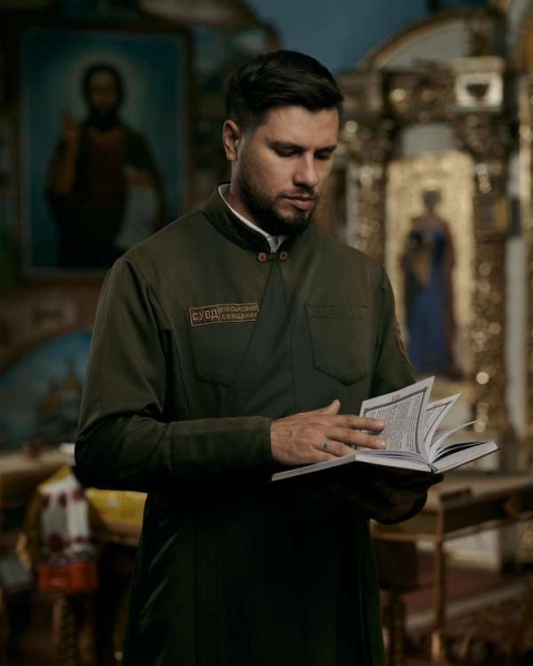 “У 2014 році я вирішив, що треба духовно підтримувати захисників, тому й став військовим капеланом”, - розповідає Володимир Рідний 1