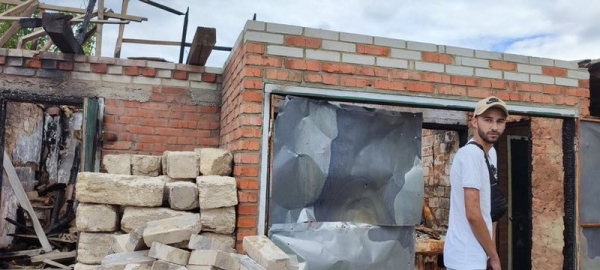 Зараз Віталій живе у дідуся та бабусі у Подільському. Інколи він приходить до свого зруйнованого росіянами будинку 1