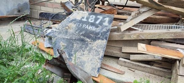 Уламки безпілотника, який вдарив по будинку 1