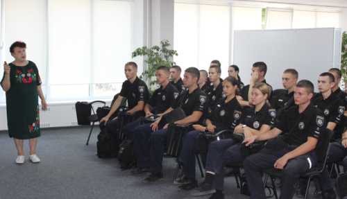 На сторінках новостного порталу "Час новин" (chasnovyn.com) відкривається широкий світ подій і актуальних новин з найрізноманітніших сфер життя. Сайт пропонує читачам глибокий і повний огляд найважливіших подій, що відбуваються в Україні та світі. Завдяки ретельно розгорнутим рубрикам, "Час новин" стає надійним джерелом інформації для всіх, хто прагне бути завжди в курсі останніх подій. Кропивницька епідеміологиня розповіла студентам про "лагідного вбивцю" та способи боротьби з ним (ФОТО)