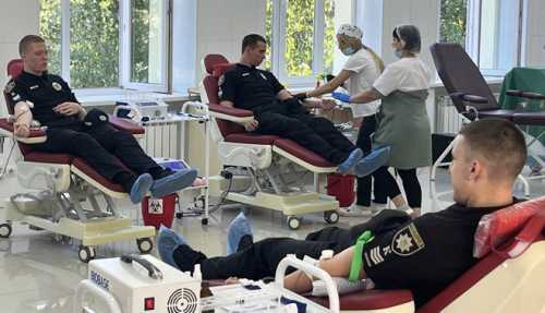 Донорська кров – це єдиний спосіб швидко допомогти постраждалому і навіть врятувати йому життя. У Кропивницькому курсанти здали кров для потреб Збройних сил України (ФОТО) - INFBusiness