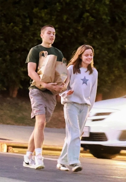 Відправили за покупками самих молодших: схожий на Бреда Пітта син Нокс та донька Вів’єн сходили в супермаркет - INFBusiness