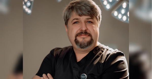 Відомий український лікар, пластичний хірург Сергій Кийло зізнається: повномасштабне вторгнення застало його з родиною в Ірпені, але жодної думки про те, щоби покинути країну, не було. З перших днів він та його колеги взялися допомагати пораненим воїнам. Як сьогодні пластичні хірурги роблять усе можливе, щоб допомогти захисникам України відновитись після важких поранень, лікар розповів «ФАКТАМ». Після тяжкого поранення обличчя, втрати кісток черепа та зору воїн повернувся на службу: пластичний хірург про роботу в умовах війни - INFBusiness