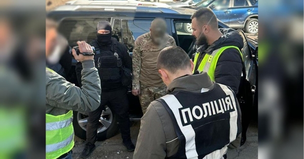 Продавали психотропи та наркотики: у Києві затримали кур’єрів у камуфляжній формі - INFBusiness