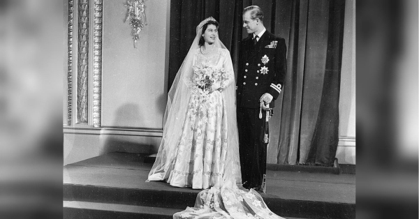 Шматок торта з весілля Єлизавети II продали за шалені гроші (фото) - INFBusiness