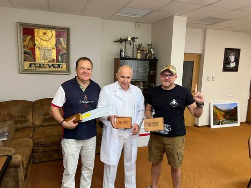 «Нам потрібен оригінальний Китай, а не німецька підробка»: завдяки магнітним інструментам волонтерів хірурги дістають уламки й кулі з найглибших ран - INFBusiness