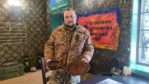 Чарки з гільз, автомати над барною стійкою, уламки «шахеда» в інтер’єрі: ветерани відкрили перше у Києві кафе для військових - INFBusiness