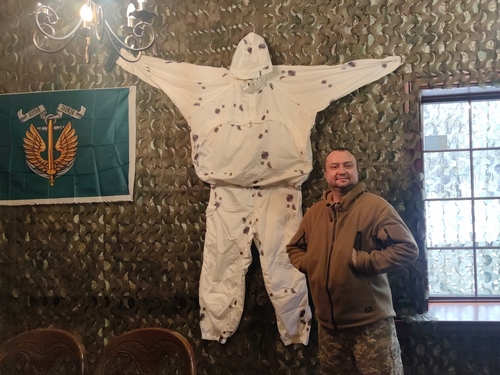 Чарки з гільз, автомати над барною стійкою, уламки «шахеда» в інтер’єрі: ветерани відкрили перше у Києві кафе для військових - INFBusiness