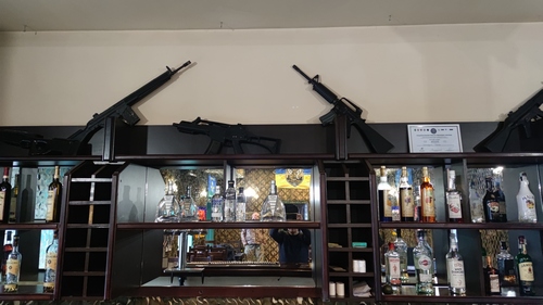 Чарки з гільз, автомати над барною стійкою, уламки «шахеда» в інтер’єрі: ветерани відкрили перше у Києві кафе для військових - INFBusiness