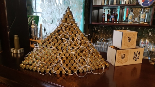 Чарки з гільз, автомати над барною стійкою, уламки «шахеда» в інтер’єрі: ветерани відкрили перше у Києві кафе для військових - INFBusiness