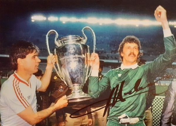 Помер знаменитий воротар, який відбив чотири пенальті від «Барселони» у фіналі Кубка чемпіонів (фото, відео) - INFBusiness