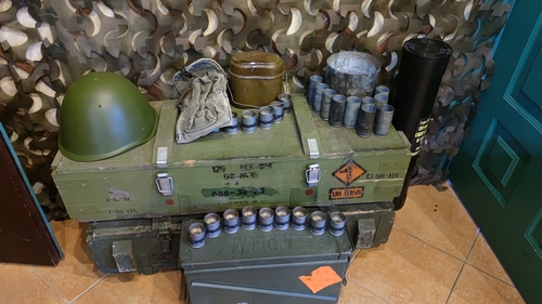 Чарки з гільз, автомати над барною стійкою, уламки «шахеда» в інтер’єрі: ветерани відкрили перше у Києві кафе для військових - INFBusiness