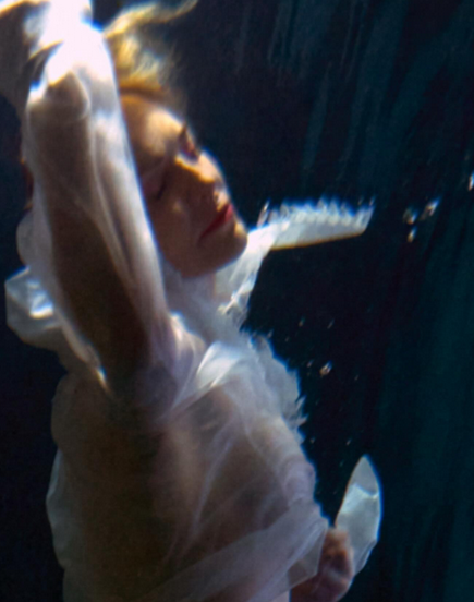 Змогла здивувати: 67-річна Шерон Стоун знялася у прозорій блузці під водою - INFBusiness