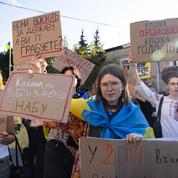 Другий день протестів в Україні: на акції проти законопроєкта щодо НАБУ вийшло вдвоє більше людей - INFBusiness