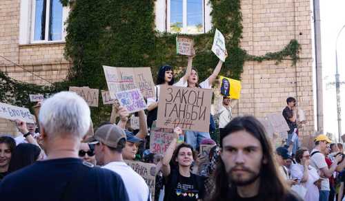 Другий день протестів в Україні: на акції проти законопроєкта щодо НАБУ вийшло вдвоє більше людей - INFBusiness