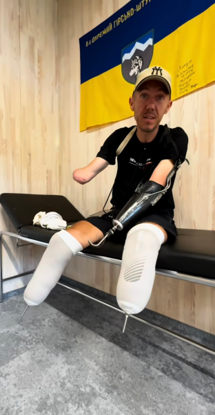 «Побачив тільки спалах і як нога відлітає»: ветеран, який пережив чотири ампутації, керує автівкою та бігає марафони - INFBusiness