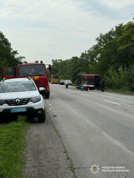 Пекло на трасі: двоповерховий автобус перекинувся на Дніпропетровщині, десятки постраждалих (фото) - INFBusiness