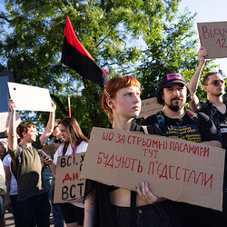 Другий день протестів в Україні: на акції проти законопроєкта щодо НАБУ вийшло вдвоє більше людей - INFBusiness