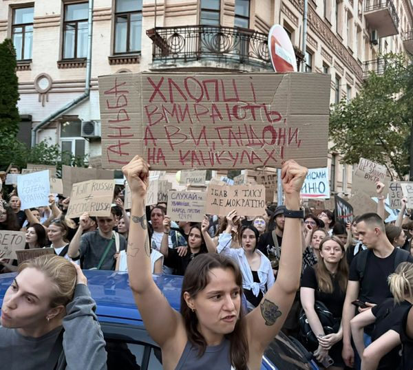 Україна протестує: у 17 містах пройшли акції проти закону, що загрожує незалежності НАБУ та САП - INFBusiness