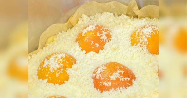 Літній пиріг з абрикосами та сирною начинкою: ароматно та дуже смачно - INFBusiness