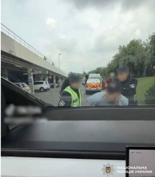 Заради хайпу: у Києві блогери вбиралися поліцейськими та проводили «затримання» та «перевірки документів» (фото) - INFBusiness