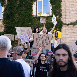 Другий день протестів в Україні: на акції проти законопроєкта щодо НАБУ вийшло вдвоє більше людей - INFBusiness