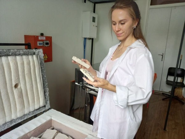 «Усе, як на війні, — не знаєш, чим закінчиться»: полтавець-військовий та його дружина відкрили майстерню з виготовлення кахлів ручної роботи - INFBusiness