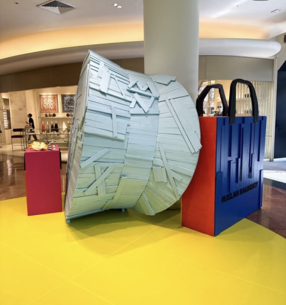 Цей день настав: український дизайнер оформив вітрини найвідомішого універмагу Європи - INFBusiness