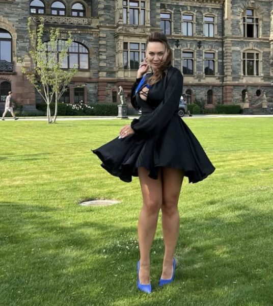 Соромно: мережа відреагувала на сексуальні танці популярної акторки - INFBusiness