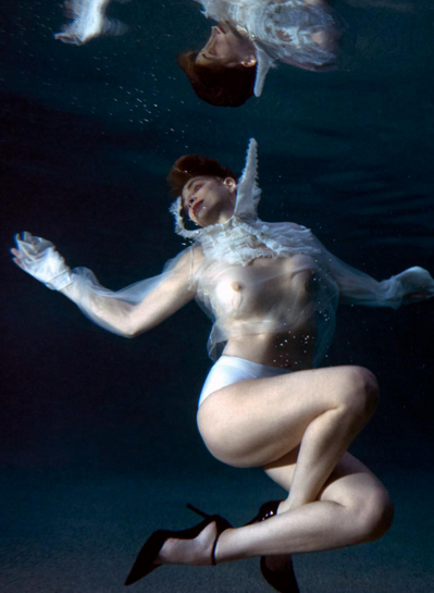 Змогла здивувати: 67-річна Шерон Стоун знялася у прозорій блузці під водою - INFBusiness