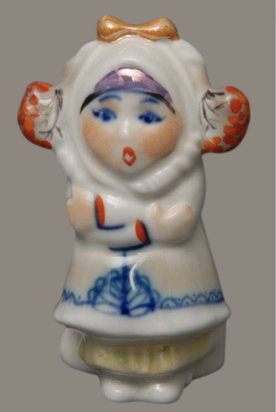 В. Трегубова. «Зимонька» із серії сувенірних скульптурних фігур «Чотири пори року». Коростенський фарфоровий завод. 1988