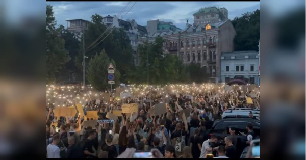 Вето на закон: українці по всій країні протестували проти знищення НАБУ і САП - INFBusiness