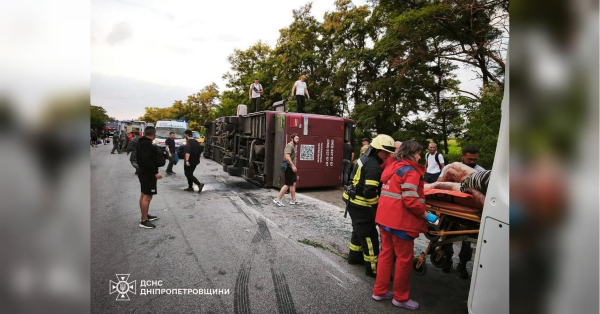 Пекло на трасі: двоповерховий автобус перекинувся на Дніпропетровщині, десятки постраждалих (фото) - INFBusiness