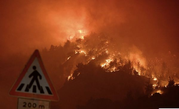 Анталія у вогні: Туреччину, яка страждає від 50-градусної спеки, охопили нові лісові пожежі (фото, відео) - INFBusiness