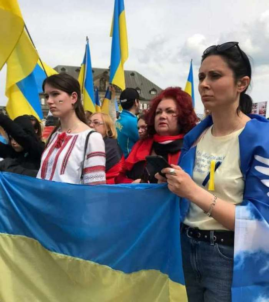 «Я брала інтерв’ю у шести президентів України, а зараз порпаюся на барахолках за 2000 км від дому»: чим займаються українські біженці за кордоном - INFBusiness