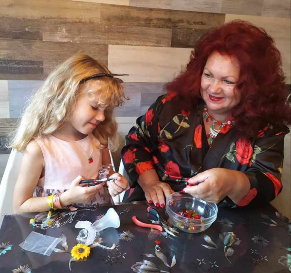 «Я брала інтерв’ю у шести президентів України, а зараз порпаюся на барахолках за 2000 км від дому»: чим займаються українські біженці за кордоном - INFBusiness