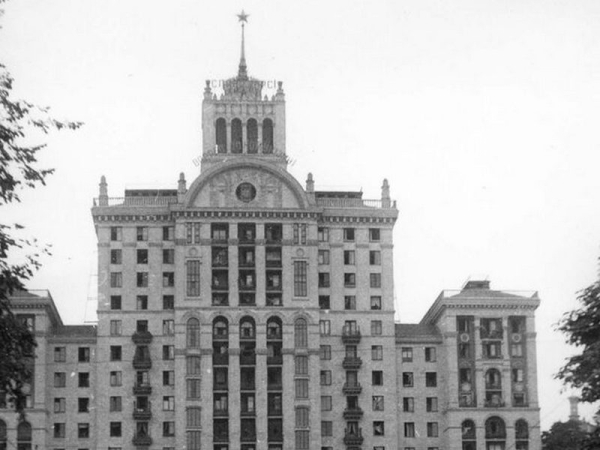 «Будинок з зіркою» - одна з двох зорових домінант Хрещатика. Фото з сайту https://tykyiv.com